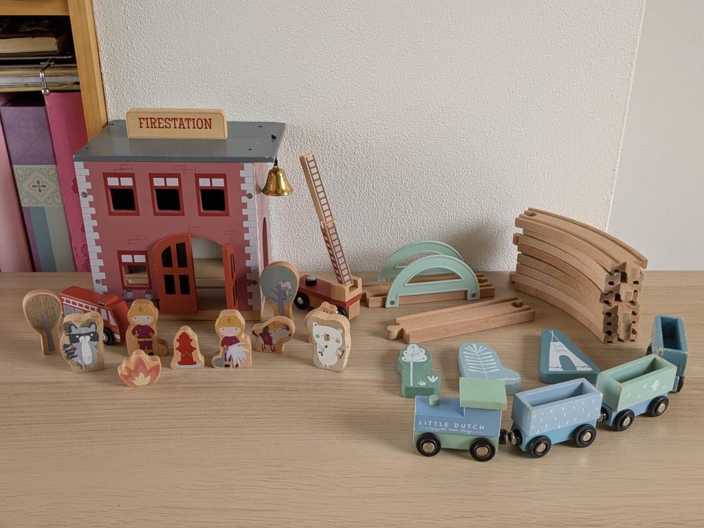 Little Dutch Houten Brandweerkazerne & Treinbaan Set, Ophalen of Verzenden, Gebruikt, Overige typen