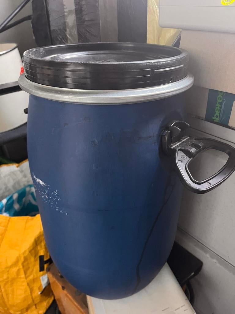 Blauwe tonnen 60 liter met deksel 2 stuks € 5 p.st., Ophalen, Gebruikt, 40 tot 60 cm, Overige typen