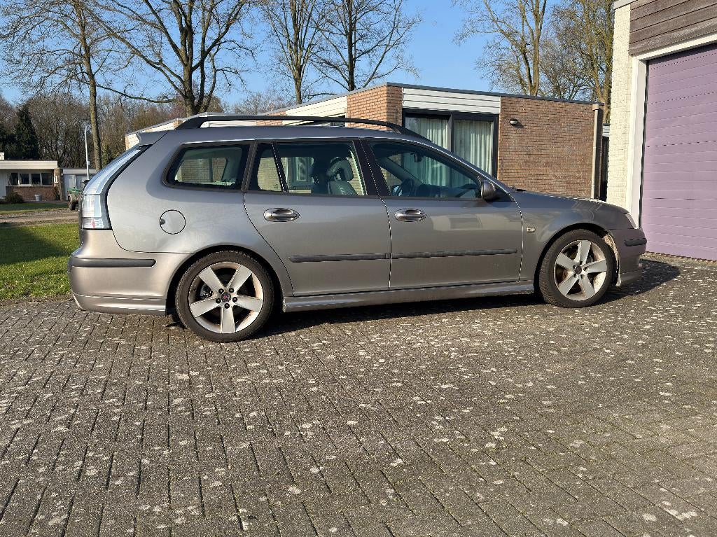 Saab 9-3 2.8 Turbo V6 Sport Estate Aero A 2006 Grijs, Auto's, Saab, Leder, Stationwagon, Grijs, 93 €/maand