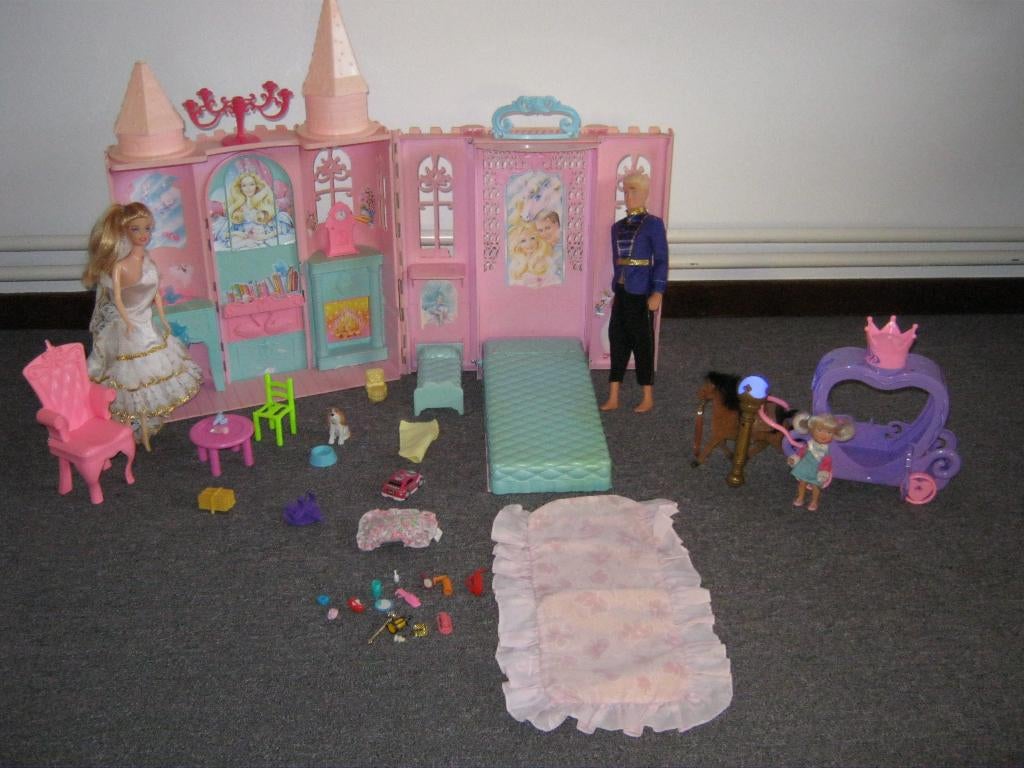 barbie kasteel met acc + koets, Ophalen, Zo goed als nieuw, Poppenhuis