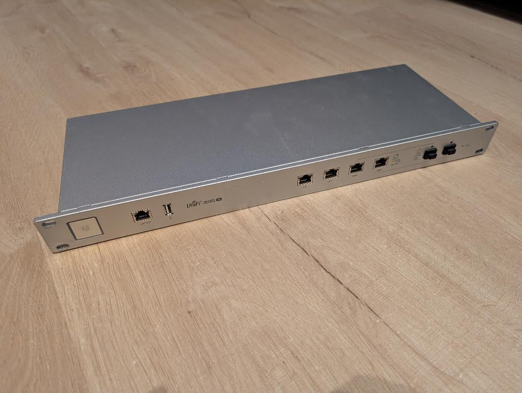 Ubiquiti UniFi Security Gateway Pro 4 (USG-PRO-4) te koop, Ophalen of Verzenden, Gebruikt, Router, UniFi Ubiquiti