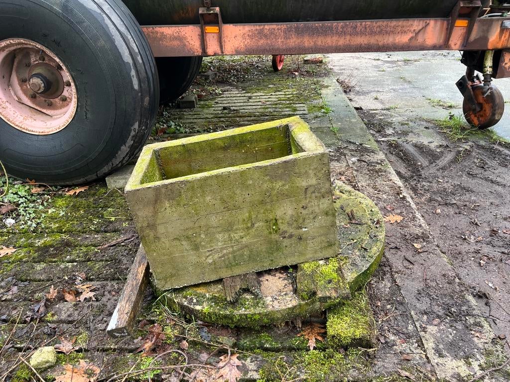 Gratis Betonnen bak (Verkocht) en/of ronde blok, Tuin en Terras, Ophalen, Zo goed als nieuw