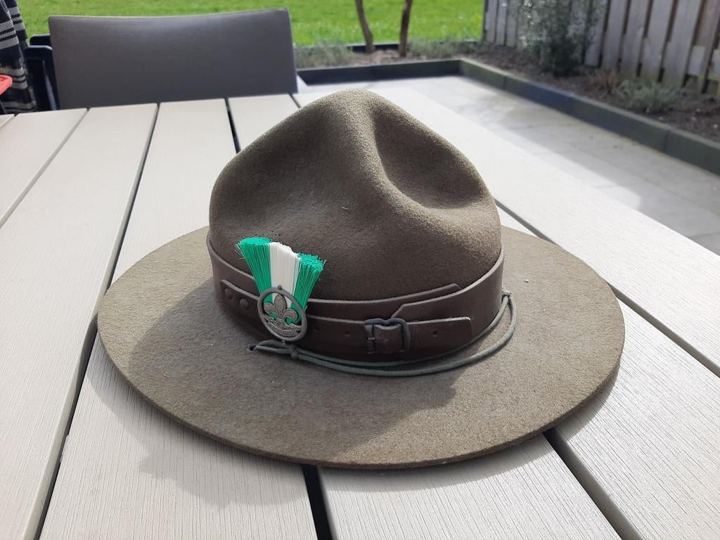 Scouting hoed met embleem, Ophalen