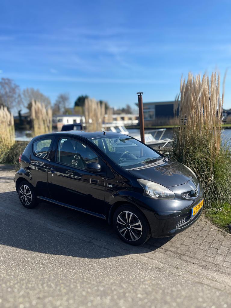 Toyota Aygo 1.0 Zuinig, Betrouwbaar & Lage Kosten, Auto's, Voorwielaandrijving, 4 stoelen, Origineel Nederlands, Handgeschakeld