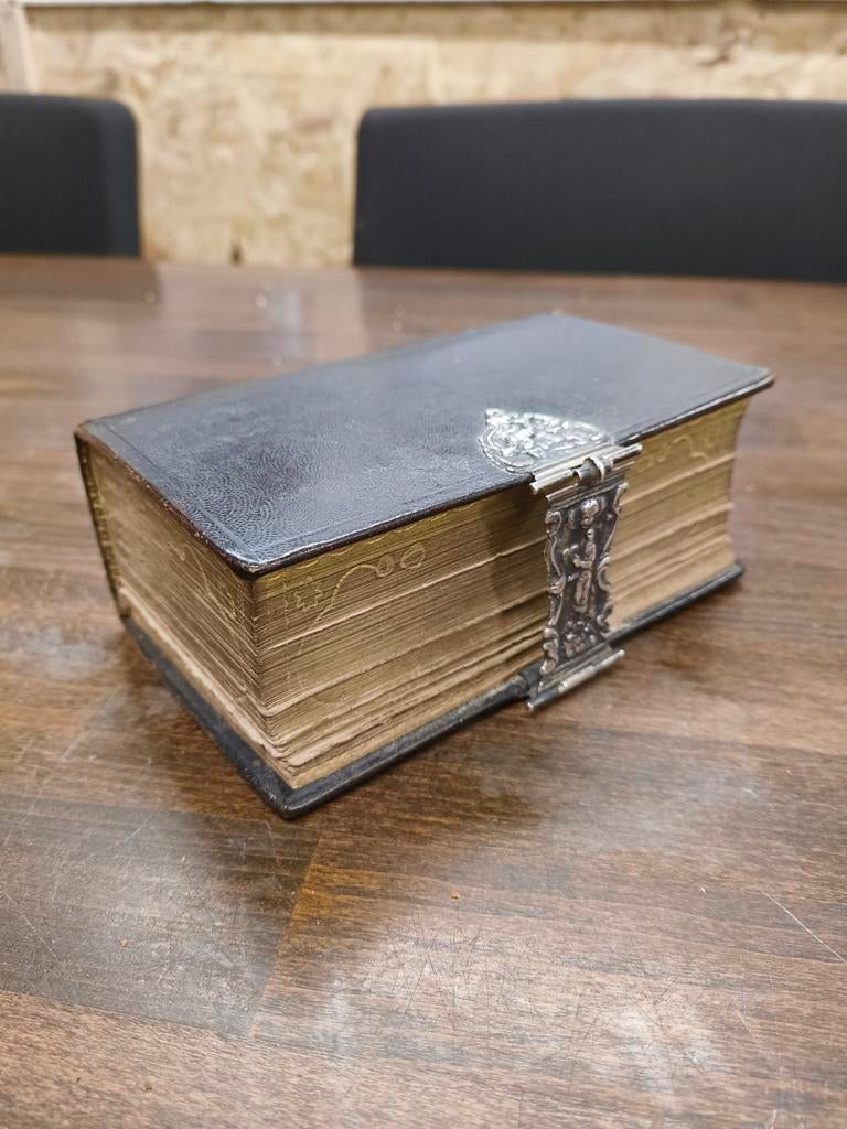 Antieke Bijbel 1870 met zilveren slot, Antiek en Kunst, Ophalen of Verzenden