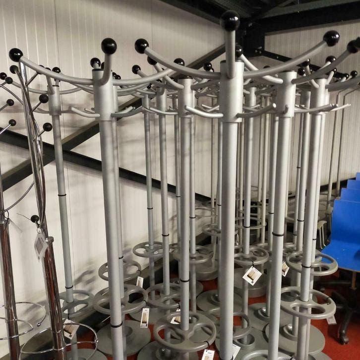 diverse professionele staande kapstokken metaal of kunststof