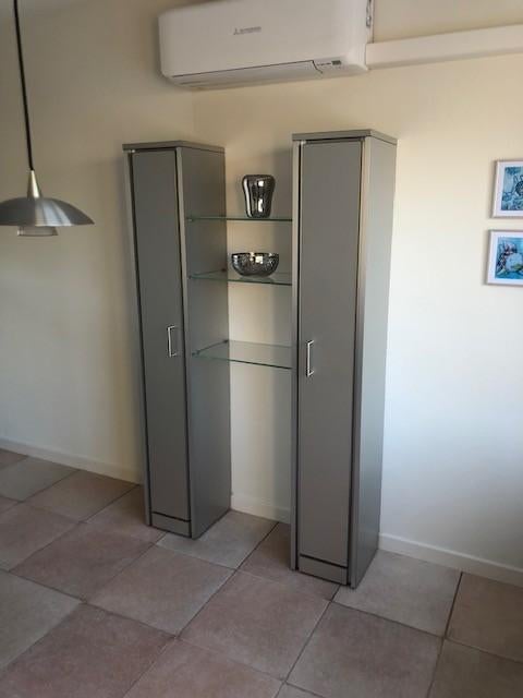 Vitrinekast / kast aluminium met glas, Ophalen, 100 tot 150 cm, Glas, 150 tot 200 cm