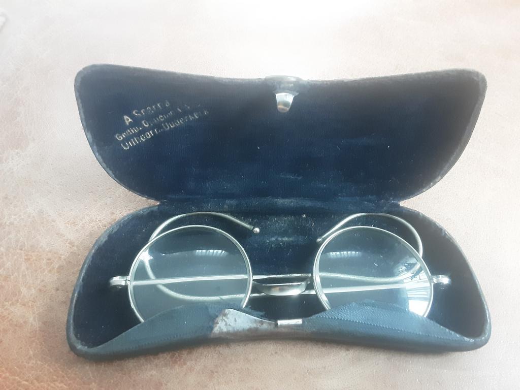 Antieke bril in houder, Ophalen of Verzenden, Overige merken
