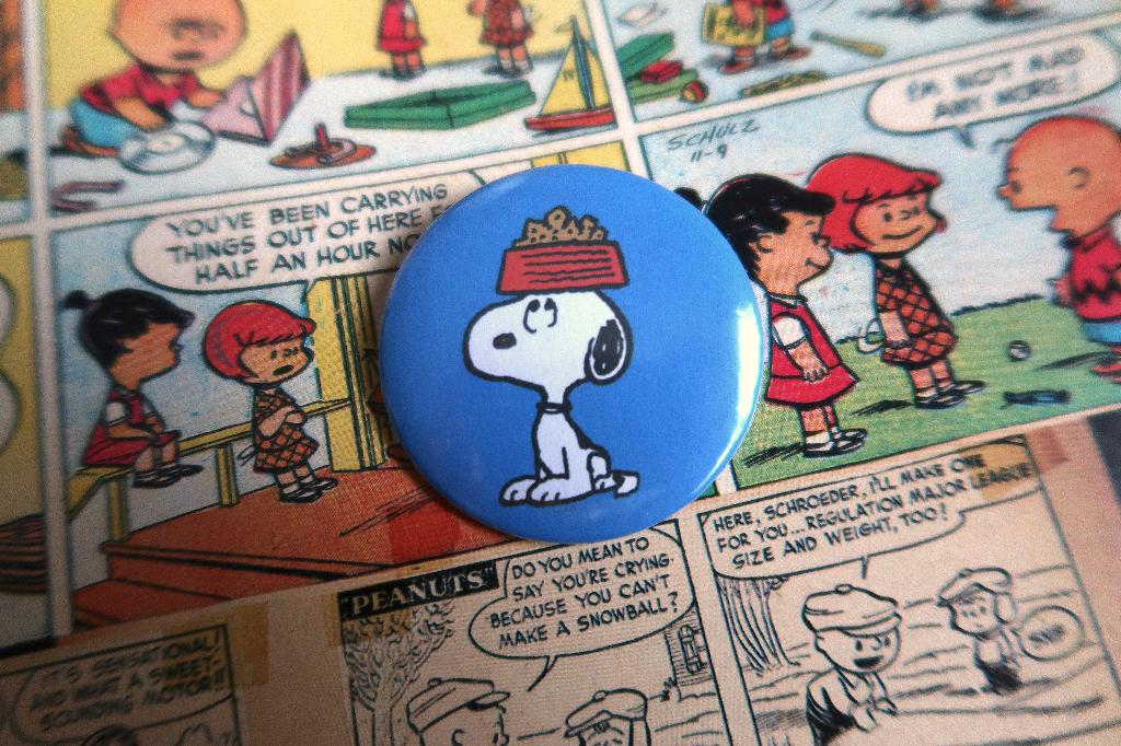 Snoopy Peanuts Comics 44MM Button Pin Broche, Verzenden, Snoopy, Nieuw, Overige typen