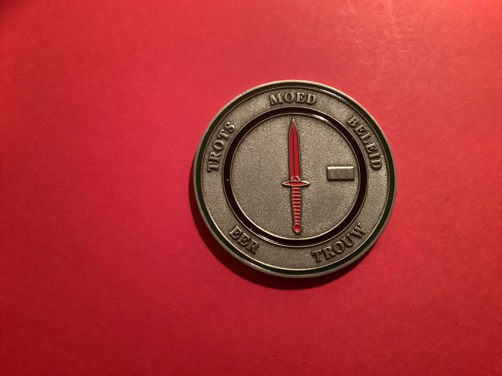Coin van de KCT zie foto 2, Verzamelen, Militaria | Algemeen, Ophalen of Verzenden, Landmacht, Nederland, Embleem of Badge