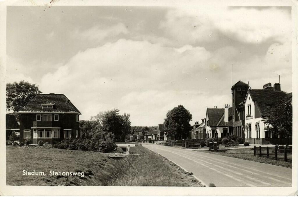 Nederland, STEDUM, Stationsweg (1950s) Foto Kaart, Verzamelen, Ansichtkaarten | Nederland, Ophalen of Verzenden, 1940 tot 1960