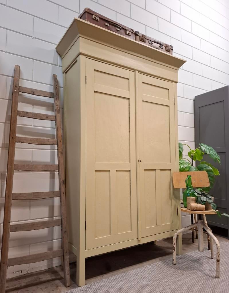 Vintage/Brocante oud Hollands gele kloosterkast, buffetkast, Ophalen