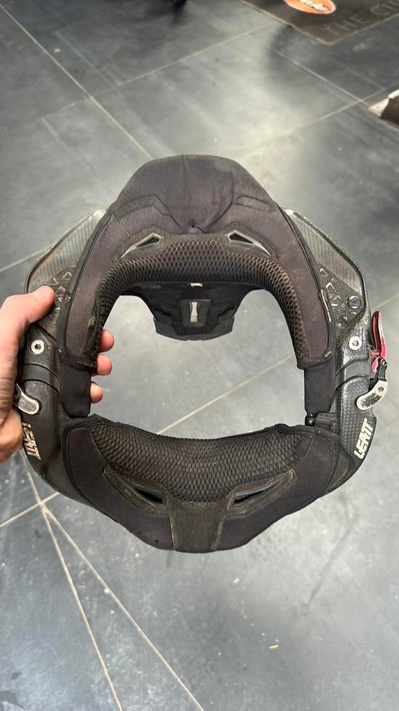 Leatt carbon nekbrace, Ophalen of Verzenden