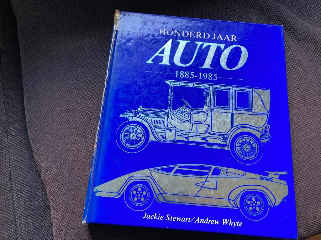 📘  Jackie Stewart / Andrew Whyte - 100 jaar auto, Ophalen of Verzenden, Gelezen, Algemeen