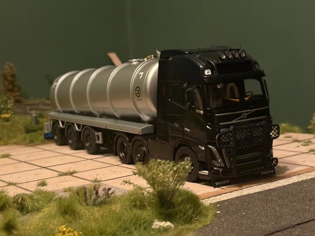 Volvo 6x2 en D-tec tank trailer 1:32 verbouwd, Ophalen of Verzenden, Zo goed als nieuw, Overige merken