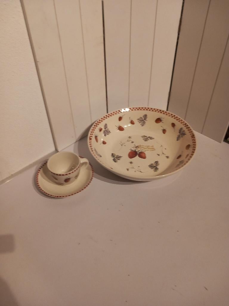Jet Aardbeien servies., Keramiek, Overige typen, Ophalen of Verzenden, Zo goed als nieuw