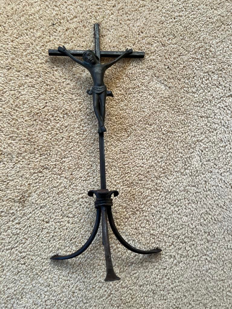 Antiek metalen kruisbeeld met voet, Ophalen of Verzenden