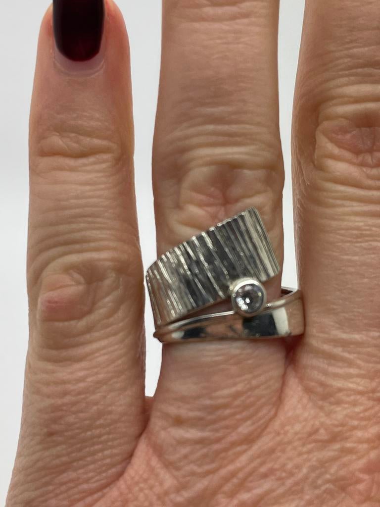 B455 Prachtige zilveren ring Finse stijl maat 18,5, Met kristal, 18 tot 19, Ophalen of Verzenden, X