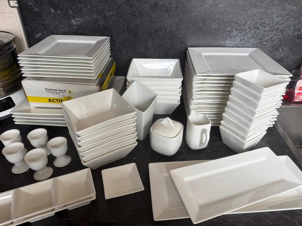 Vierkant porseleinen servies Xenos heel erg compleet, Ophalen, Overige stijlen, Porselein, Schaal of Schalen