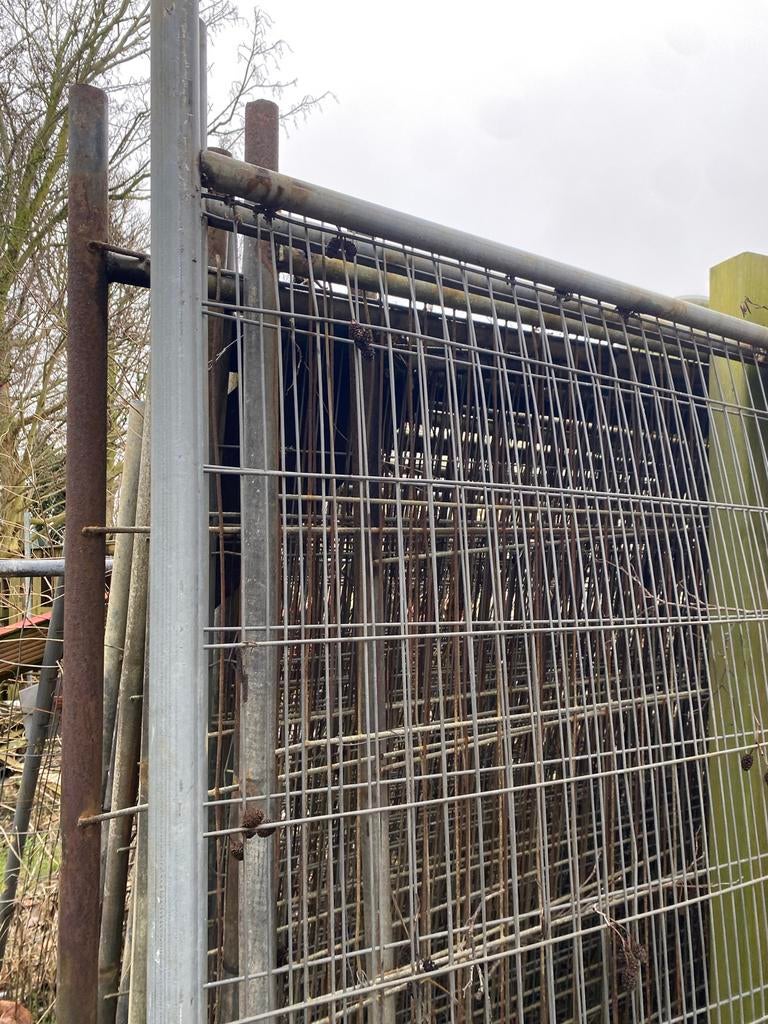 Hekken met betonblokken en bevestigingsscharnieren, Tuin en Terras, Ophalen, Gebruikt, IJzer, Spijlenhekwerk