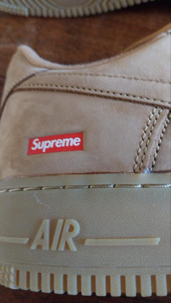 Nike Air Force 1 Supreme Wheat Maat 43, Ophalen of Verzenden, Nieuw, Bruin, Sneakers of Gympen
