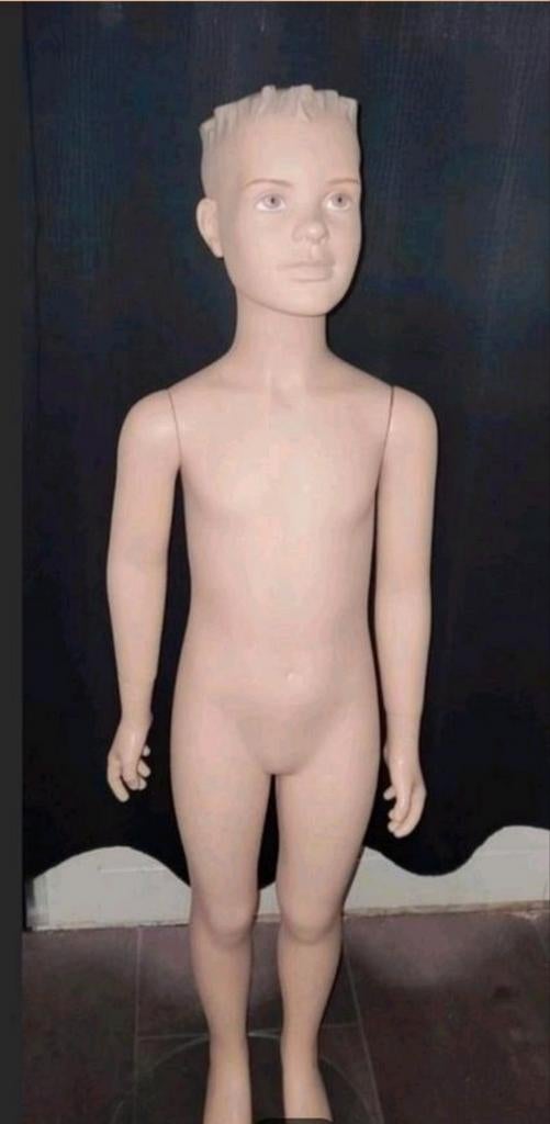 Mooie kinderpaspop jongen 124 cm met glazen voet, Hobby en Vrije tijd, Ophalen of Verzenden