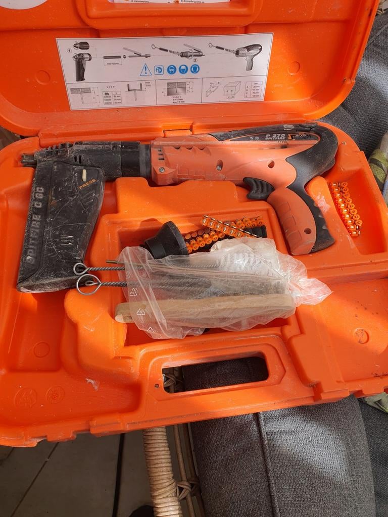 Spitfire P370 Beton Metaal Kruitschieter met toebehoren, Ophalen of Verzenden