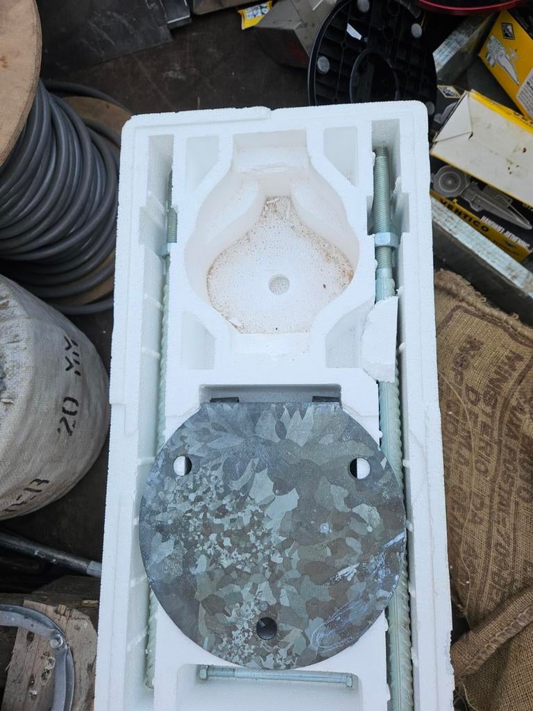 2x beton verankering met draadeinden, Ophalen of Verzenden