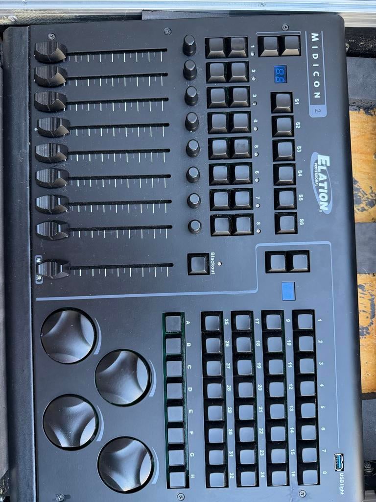 Elation Midicon 2 DMX Controller in Magma Flightcase, Ophalen of Verzenden, Zo goed als nieuw, 20 kanalen of meer