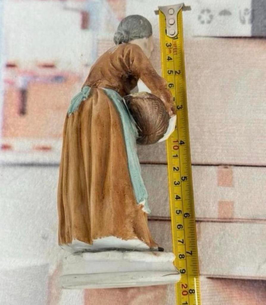 Vintage Porseleinen beeldje Oude vrouw met kip porselein, Verzamelen, Beelden en Beeldjes, Ophalen of Verzenden, Zo goed als nieuw