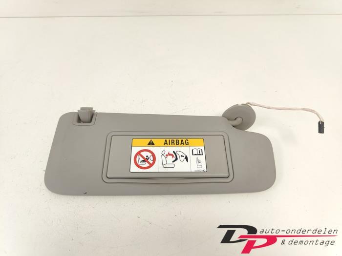 Zonneklep van een Opel Astra