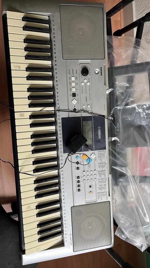 Yamaha EZ-220 Keyboard met standaard en adapter, Ophalen, Yamaha, Aanslaggevoelig, 61 toetsen
