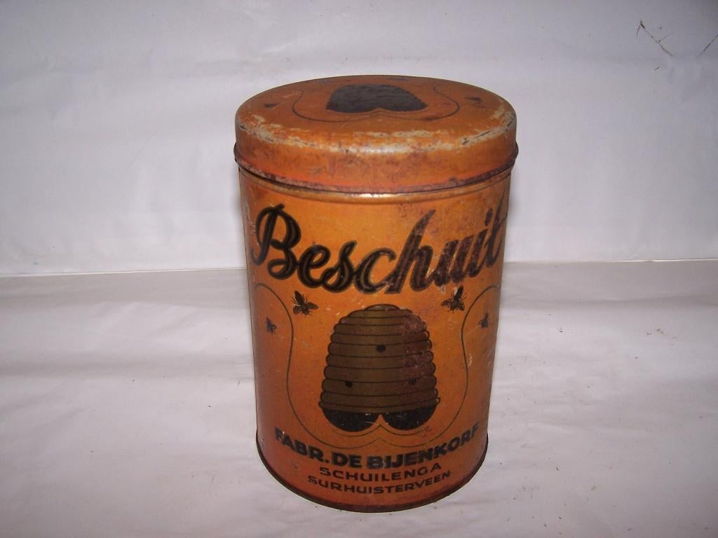 Antieke beschuitbus Fabr. De Bijenkorf Surhuisterveen. Igs., Verzamelen, Blikken, Ophalen of Verzenden, Gebruikt, Beschuit, Overige merken