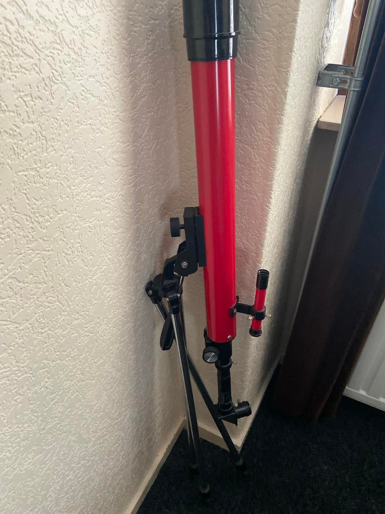 Rode sterrenkijker met statief, Gebruikt, Lenzentelescoop (refractor), Met statief, Ophalen of Verzenden