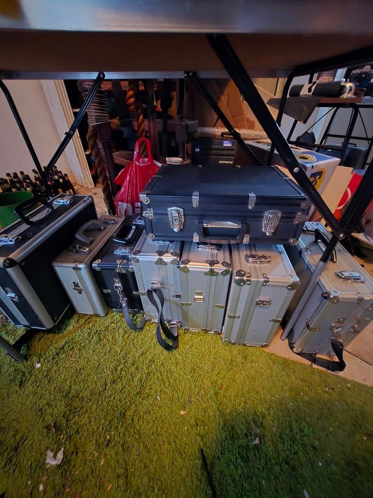 8 metalen koffers voor bv cd's, Ophalen, Metaal, 50 tot 60 cm