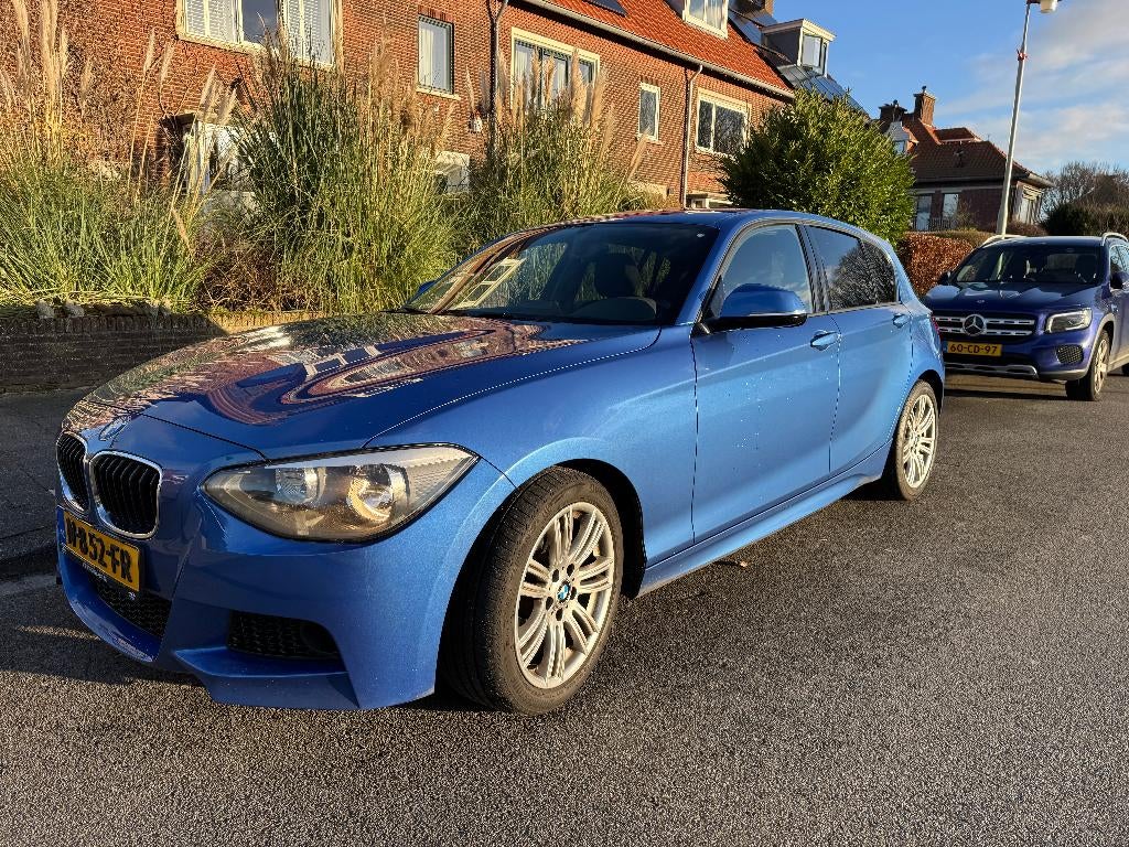 BMW 1-Serie 114I M-sport 200pk, Auto's, Achterwielaandrijving, Zwart, 4 cilinders, Blauw