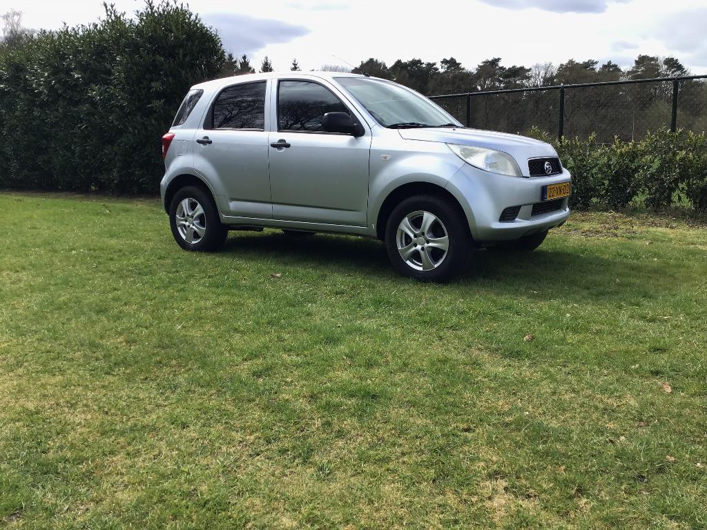 Daihatsu Terios 1.5 2WD 2007 Grijs, 1350 kg, Stof, 400 kg, 49 €/maand