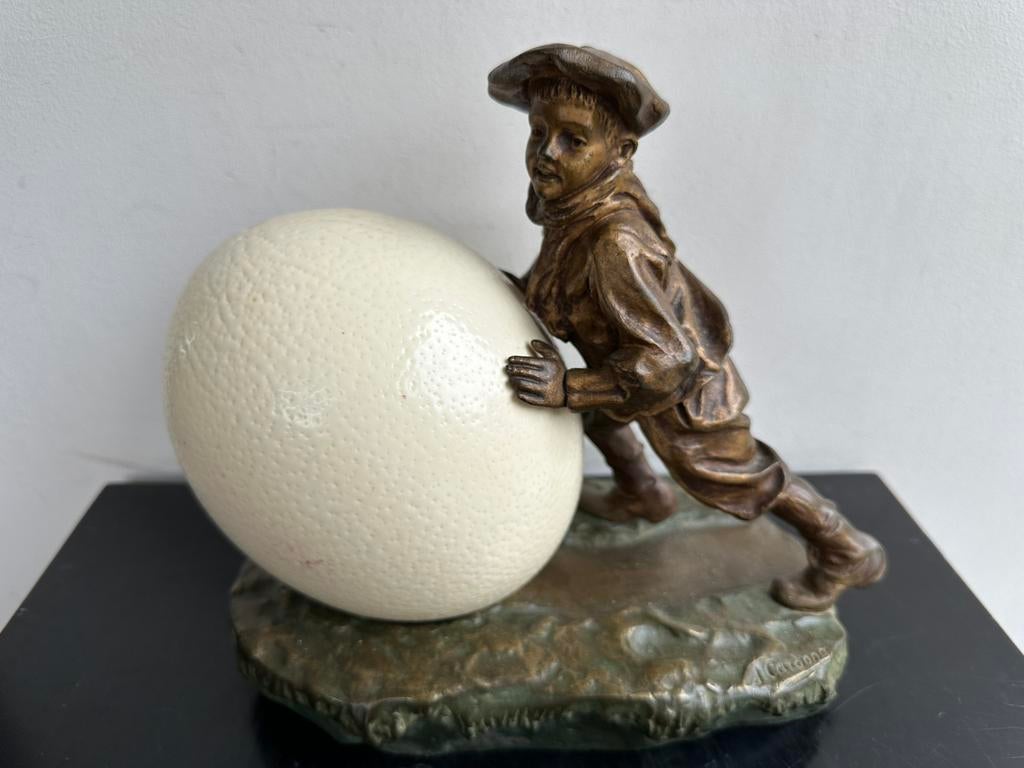 Art Nouveau J Cardona brons beeld Jongen met struisvogel Ei, Ophalen of Verzenden, Brons