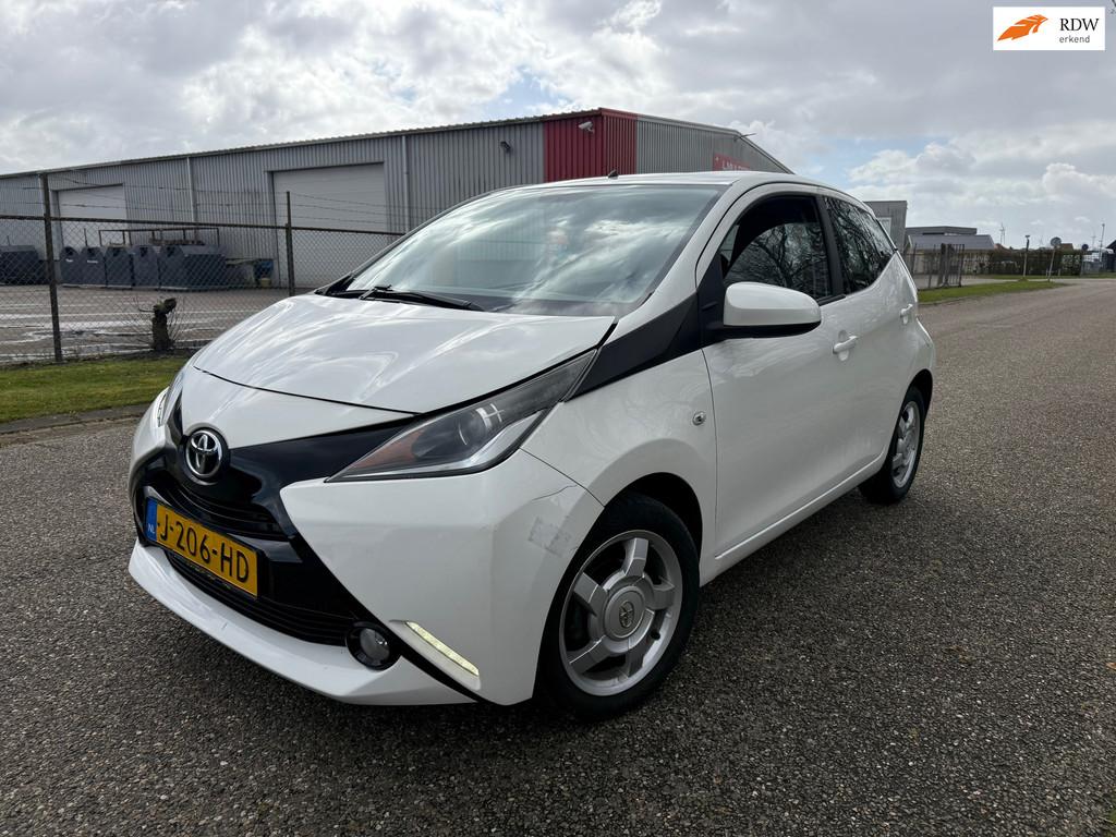 Toyota Aygo 1.0 VVT-i x-wave AIRCO/APK 3-2027/CAMERA, Voorwielaandrijving, Gebruikt, 4 stoelen, Wit