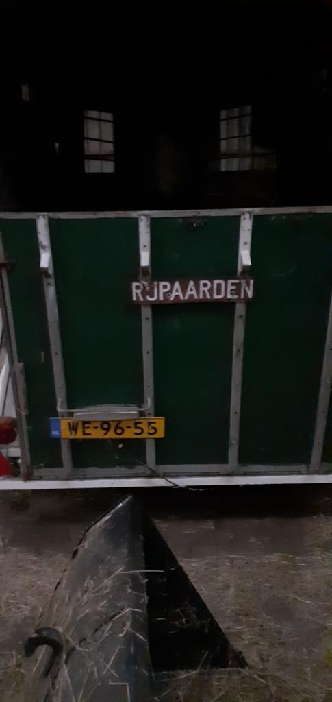 veekar, 2 of 3 paarden of pony's