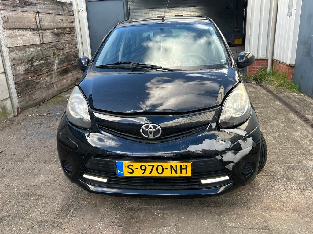 Toyota Aygo 1.0 12V Vvt-i 5DRS 2012 Zwart schade auto, Auto's, Voorwielaandrijving, 4 stoelen, 821 kg, Bedrijf