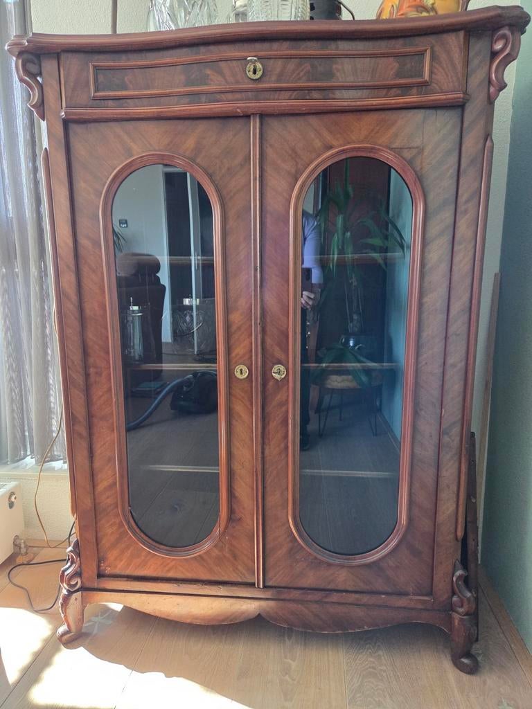 Antieke vitrinekast (kastje), Ophalen