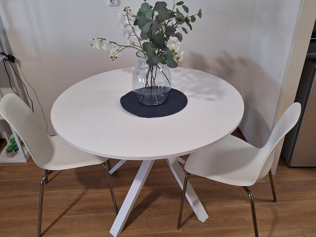 Witte ronde eettafel met 2 kunststof stoelen, Huis en Inrichting, Tafels | Eettafels, Ophalen, Rond, Tot twee personen, Zo goed als nieuw