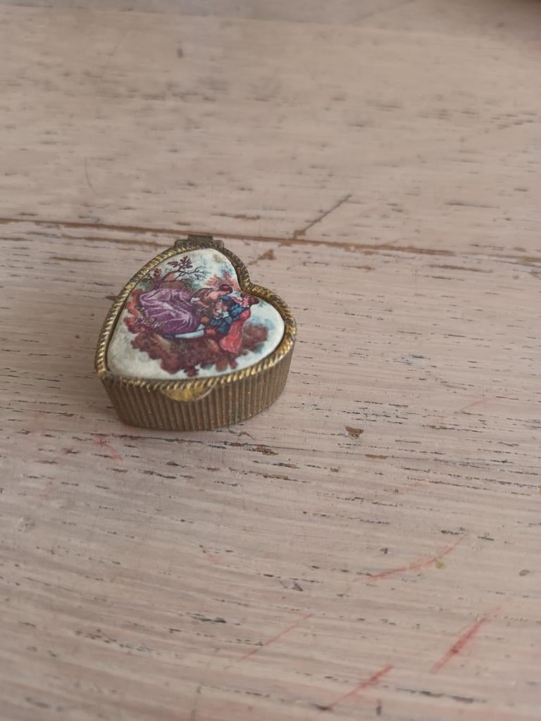 Superklein pillendoosje hartvormig romantische voorstelling, Ophalen of Verzenden