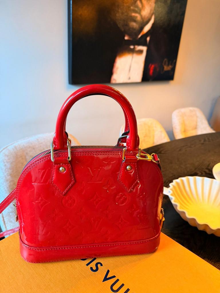 Louis Vuitton Alma BB Vernis Rouge Fauviste, Sieraden, Tassen en Uiterlijk, Tassen | Damestassen, Ophalen of Verzenden, Zo goed als nieuw
