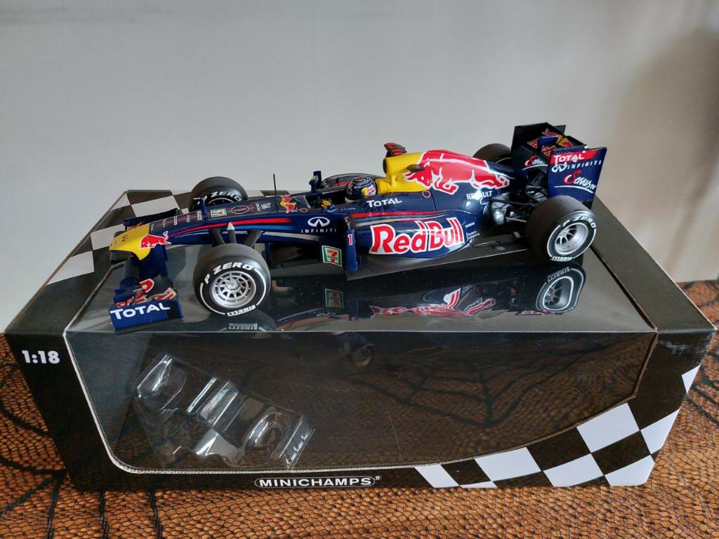 2011 Red Bull Racing Renault RB7 #1 Vettel MiniChamps 1:18, Hobby en Vrije tijd, Modelauto's | 1:18, Ophalen of Verzenden, Zo goed als nieuw