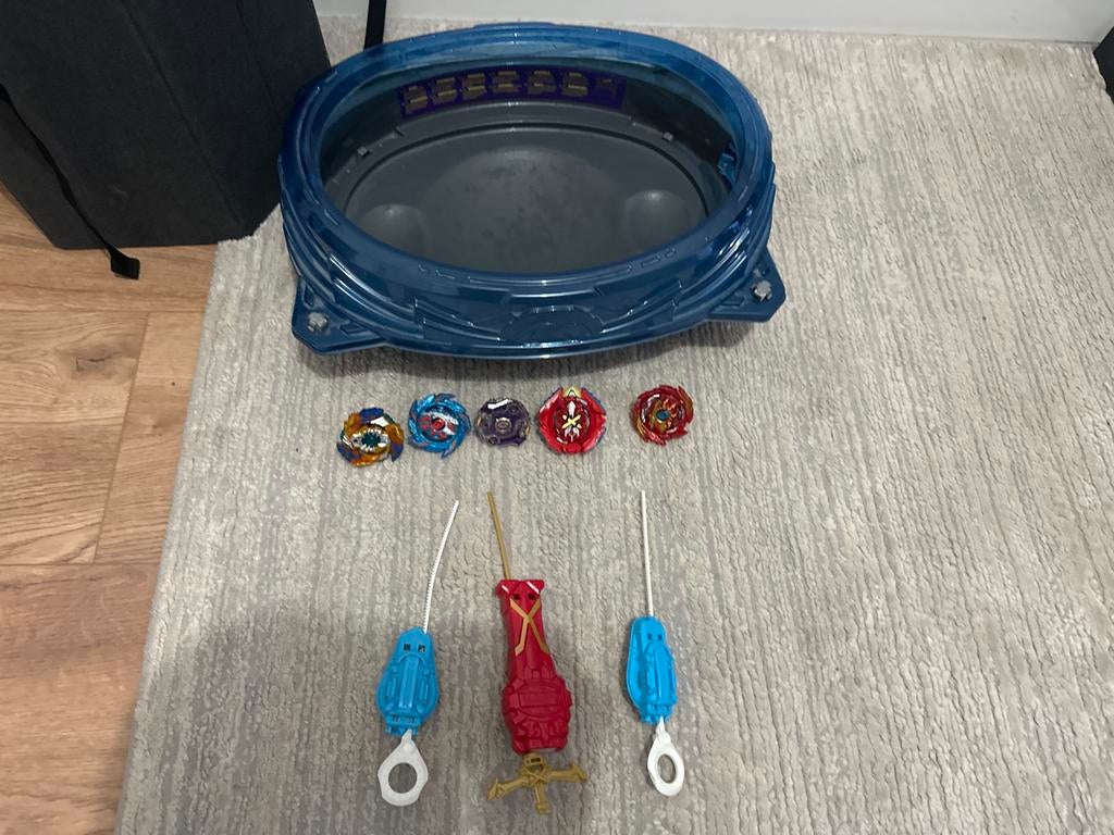 Beyblade Burst Arena met 5 Beyblades en Starters, Ophalen, Gebruikt, Jongen of Meisje