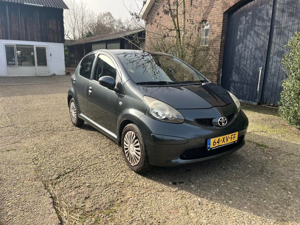 Toyota Aygo 1.0 12V Vvt-i 5DRS 2007 Grijs, Auto's, Toyota, Voorwielaandrijving, Stof, 4 stoelen, 68 pk