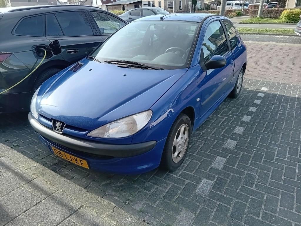 Peugeot 206 1.4 3D 2003 Blauw. Koppakking is lek., Auto's, Voorwielaandrijving, Stof, 31 €/maand, 4 cilinders