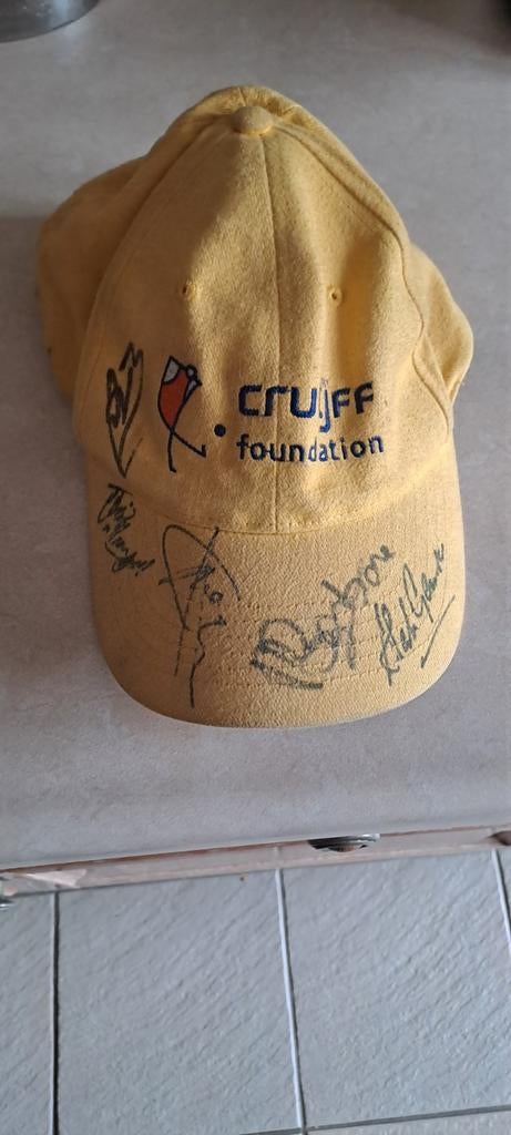Cruyff Foundation Pet met Handtekeningen, Ophalen